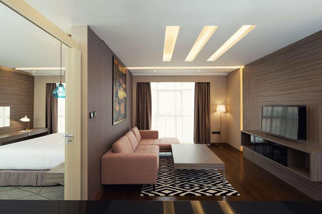 Four Points By Sheraton Production City, Дубай Номер фото